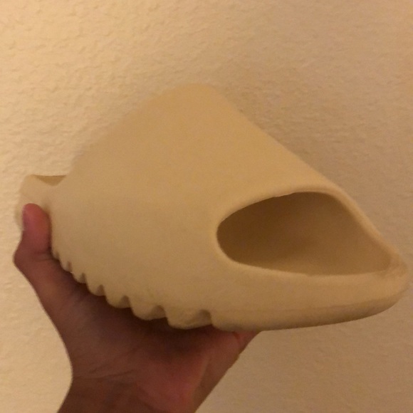 Yeezy slides desert sand size 7-8 - Picture 4 of 4